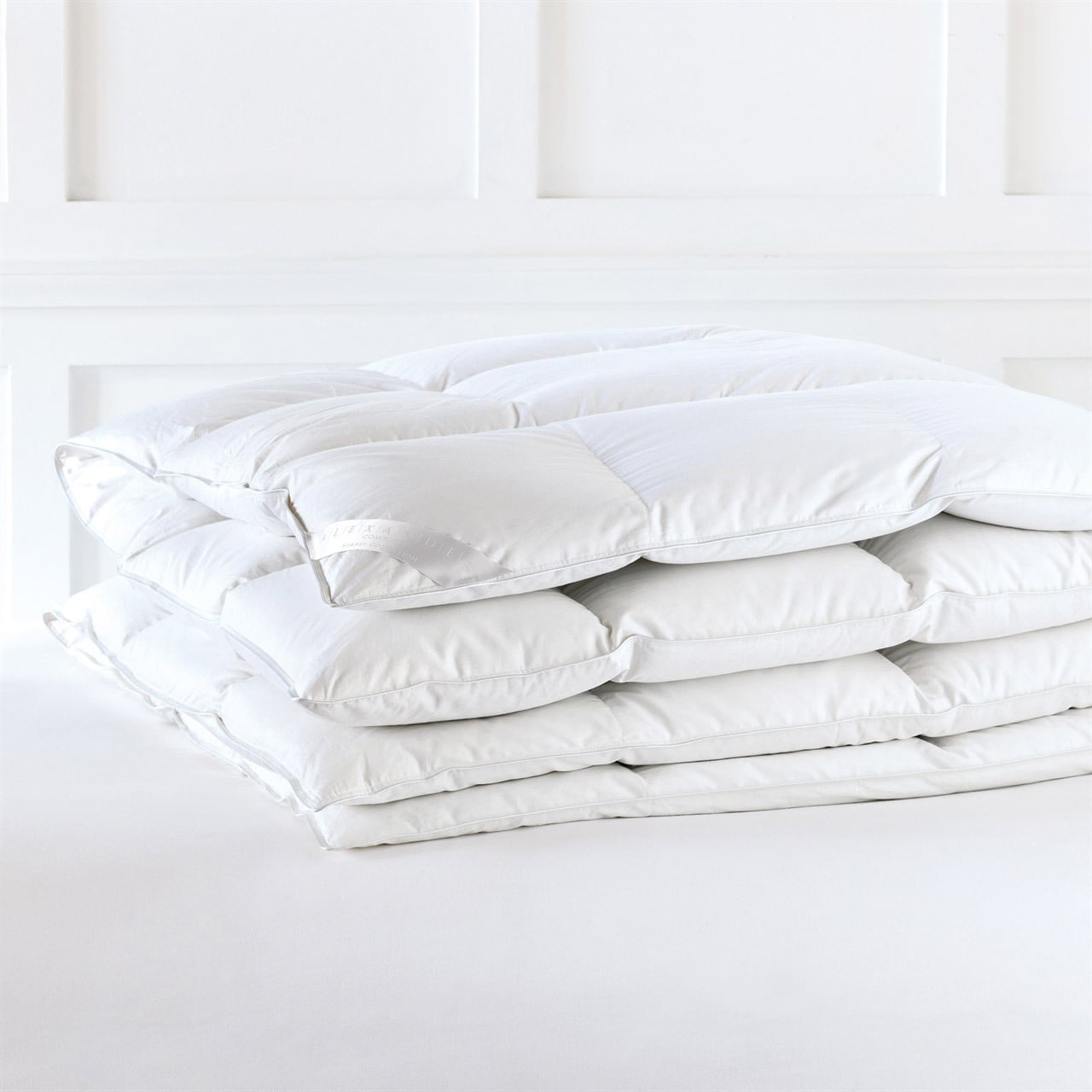 Alexander-Comforts-Surrey-White-Lightweight-Hungarian-White-Goose-Down-Comforter-Full_6363cfbc-36ba-494f-bf23-a10c2e8b34a9.f0cee9a8bc33cf332b728acb9c1cac07